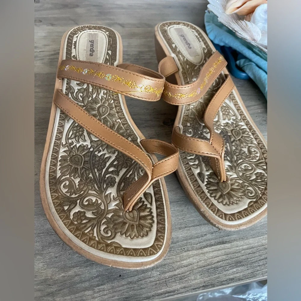 Grendha Women’s 9 Beige Faux wood wedge thong sandal w embossed  Floral design
